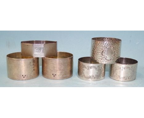 Two pairs of silver napkin rings, a hammered silver napkin ring and an engine turned example, various dates and makers, 195g,