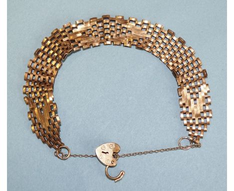 A 9ct gold gate-link bracelet with padlock clasp, 18cm, 8.1g.