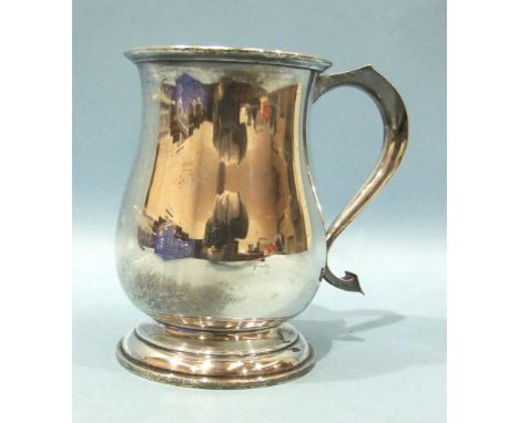 A modern silver tankard, 13.5cm, Birmingham 1969, maker TH, ___10oz, 310.6g.