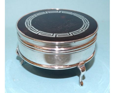 A silver and tortoiseshell trinket box of circular form, with inlaid Greek key pattern, on cabriole legs, 73mm diameter, Lond