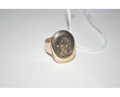 A 9ct gold signet ring with engraved decoration