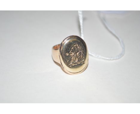 A 9ct gold signet ring with engraved decoration