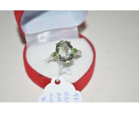 A 925 silver green amethyst and chrome diopside set ring 