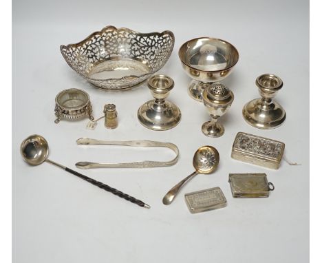 A small quantity of silver items to include a presentation snuff box, Chester, 1901, 69mm, vesta cases, condiments including 