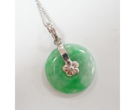 A modern 14k white metal and jade set disc pendant, 18mm, on a 9ct white gold chain, 42cm, gross weight 4.3 grams.