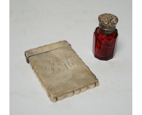 A late Victorian silver mounted ruby glass scent bottle, Birmingham, 1897, 61mm and a later silver card case (a.f.).