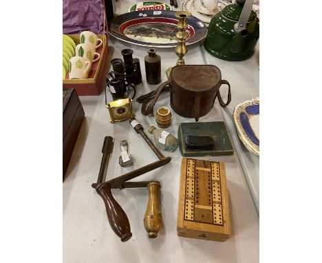 A COLLECTION OF VARIOUS ITEMS TO INCLUDE A SCORE BOX WITH PLAYING CARDS, BINOCULARS, BRASS CANDLESTICK, TABLE WINDER ETC 