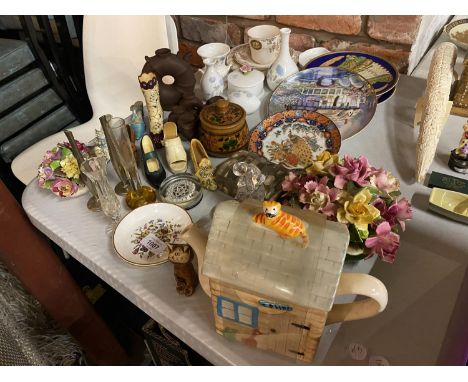 A COLLECTION OF ITEMS TO INCLUDE DECORATIVE SHOES, PLATES, TRINKET BOXES, GLASSWARE, ETC 