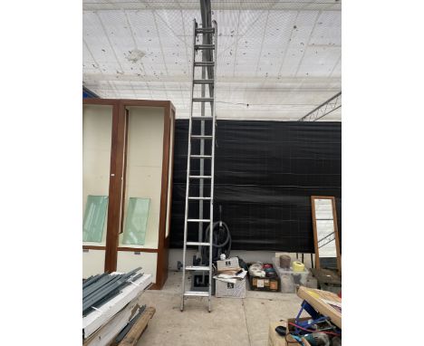 A TWO SECTION EXTENDABLE ALUMINIUM LADDER (14 RUNGS PER SECTION) 
