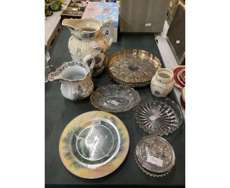 A QUANTITY OF CERAMIC AND GLASSWARE ITEMS TO INCLUDE, A LARGE STAFFORDSHIRE 'MELROSE' BLUE AND WHITE JUG. A SMALLER TRANSFER 