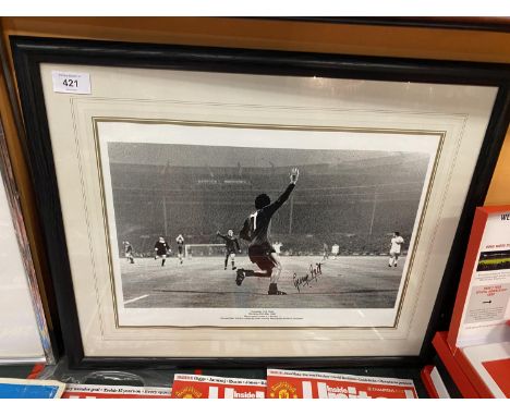 A FRAMED PRINT DEPICTING GEORGE BEST IN THE EUROPEAN CUP FINAL AT WEMBLEY IN 1968 V BENFICA 