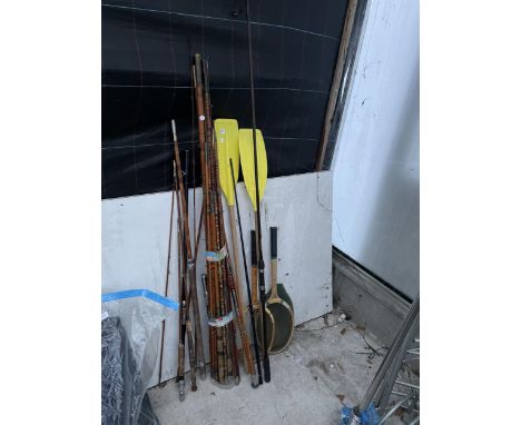 AN ASSORTMENT OF ITEMS TO INCLUDE VINTAGE TENNIS RACKETS, SPLIT CANE FISHING RODS, OARS ETC 