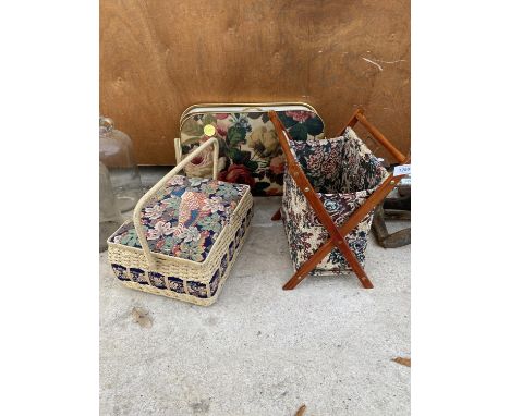 AN ASSORTMENT OF RETRO AND VINTAGE ITEMS TO INCLUDE A WICKER BASKET, A TRAY AND A MAGAZINE RACK ETC 