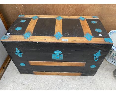 A VINTAGE WOODEN STORAGE CHEST WITH WOODEN BANDING AND FLORAL DECORATION 