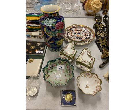 AN AMOUNT OF ORIENTAL POTTERY TO INCLUDE NORITAKE ETC, BOWLS, PLATES, TRINKET BOXES AND A VASE 