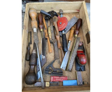 AN ASSORTMENT OF VINTAGE TOOLS TO INCLIUDE A WOOD PLANE, A BRACE DRILL AND SET SQUARES ETC 