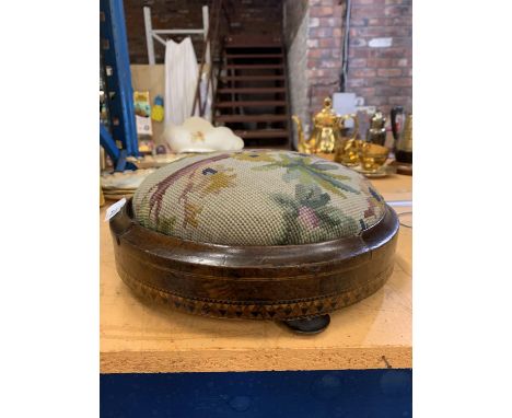 A VINTAGE MAHOGANY FOOTSTOOL WITH AN UPHOLSTERED TAPESTRY TOP AND INLAID DETAIL AROUND THE BASE 