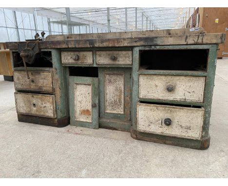 A LARGE VINTAGE WORK BENCH ENCLOSING SIX DRAWERS AND A LOWER CUPBOARD TO ALSO INCLUDE A RECORD BENCH VICE 