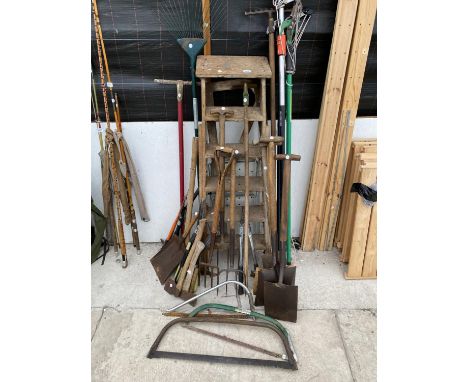 AN ASSORTMENT OF VINTAGE TOOLS TO INCLUDE A WOODEN STEP LADDER, FORKS AND SHOVELS ETC 