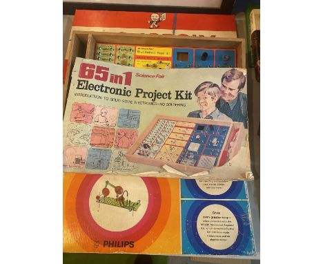 A VINTAGE MONOPOLY SET, COMPACT MECHANICAL ENGINEER SET AND AN ELECTRONIC PROJECT KIT 