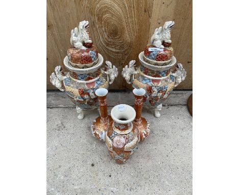 AN ASSORTMENT OF ORIENTAL CERAMIC WARE TO INCLUDE A PAIR OF LIDDED URNS WITH FOO DOG DECORATION, TWO BUD VASES (ONE A/F) AND 