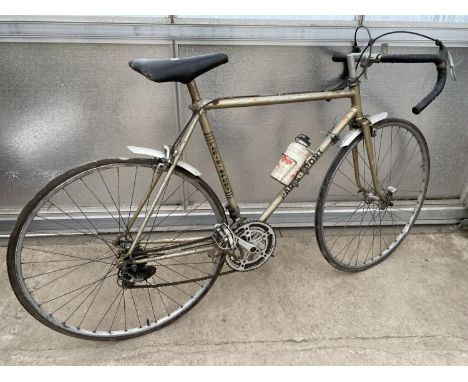 A GENTS VINTAGE PARIS SPORT ROAD RACING BIKE WITH 10 SPEED GEAR SYSTEM 