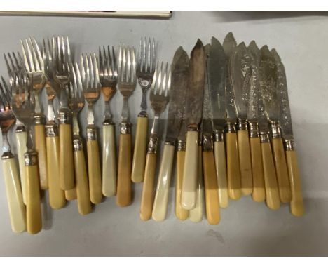 A QUANTITY OF VINTAGE SILVER COLLARED AND MODERN EPNS CUTLERY 