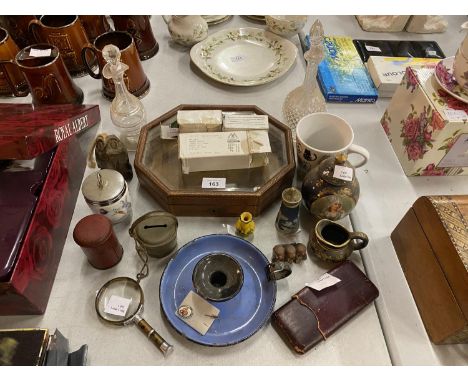 VARIOUS COLLECTABLE ITEMS INCLUDING A GLASS LIDDED DISPLAY BOX, TRINKET DISHES, MAGNIFYING GLASS ETC. 