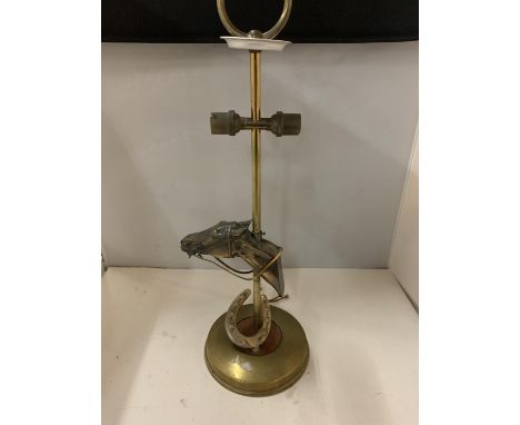 A HORSE THEMED BRASS TABLE LAMP WITH HORSE HEAD AND HORSE SHOE, TO HOUSE TWO SIDE LIGHT FITTINGS, HEIGHT 51CM 