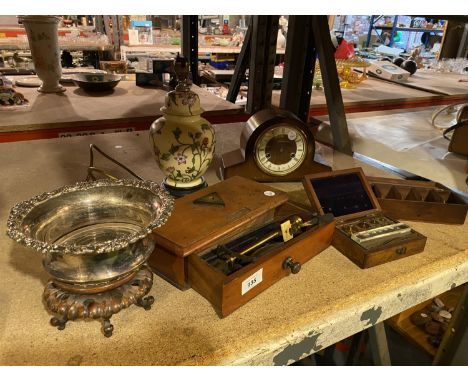 A COLLECTION OF ITEMS TO INCLUDE WOODEN BOXES WITH SCALES AND WEIGHTS, A SMALL NAPOLEON'S HAT MANTLE CLOCK, LAMP, ETC 
