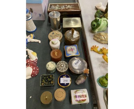 A COLLECTION OF TRINKET AND PILL BOXES TO INCLUDE, PORCELAIN, ENAMELLED, SILVER PLATE PLUS A JEWELLERY BOXED WITH INLAID MOTH