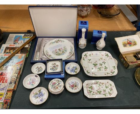 A QUANTITY OF ROYAL WORCESTER, WEDGWOOD AND AYNSLEY PLATES, VASES AND TRINKET BOXES 