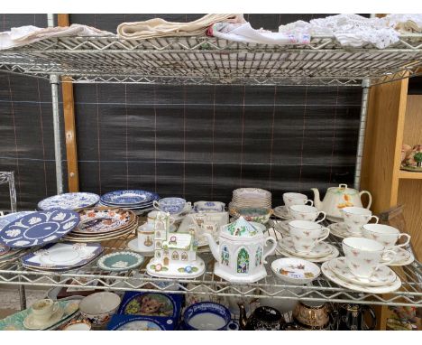 AN ASSORTMENT OF CERAMIC ITEMS TO INCLUDE A COALPORT CHURCH, A WADE TEAPOT AND A WEDGWOOD TRINKET DISH 