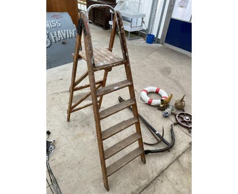 A VINTAGE WOODEN FIVE RUNG STEP LADDER 