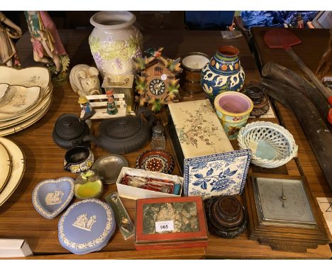 A MIXED LOT OF COLLECTABLE ITEMS TO INCLUDE, A CUCKOO CLOCK, WEDGWOOD JASPERWARE, BOXES, VASES, ETC 