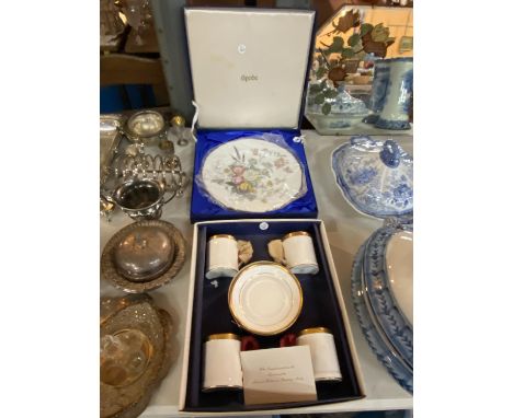 A BOXED SET OF FOUR CUPS AND SAUCERS OF CROWN CHINA AND A BOXED SPODE DECORATIVE CABINET PLATE 