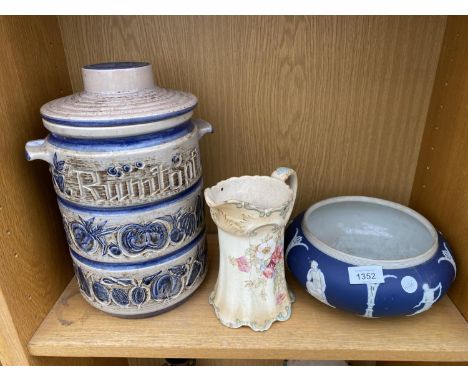 AN ASSORTMENT OF CERAMIC ITEMS TO INCLUDE AN ADAMS BLUE AND WHITE BOWL AND A CROWN DEVON JUG ETC 