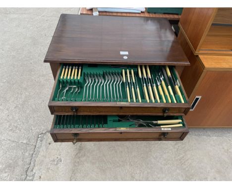 AN EARLY 20TH CENTURY OAK 2 DRAWER CANTEEN OF CUTLERY WITH A LARGE PROPORTION OF WALKER AND HALL CUTLERY 