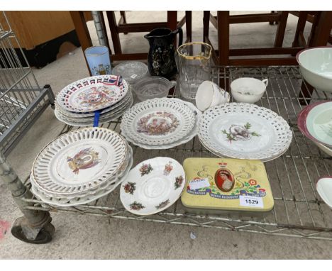 AN ASSORTMENT OF CERMEMORATIVE CERAMIC WARE TO INCLUDE PLATES AND JUGS ETC 