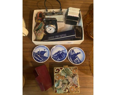 A COLLECTION OF ITEMS TO INCLUDE THREE MINIATURE CERAMIC ROYAL COPENHAGEN PLATES, AN ORNATE TRINKET BOX, A TRAVELLING ALARM C