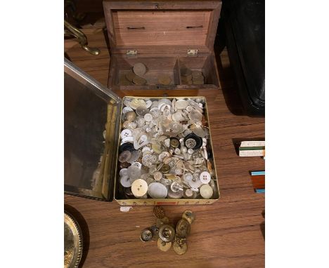 A VINTAGE WOODEN MONEY BOX CONTAINING HA'PENNIES, A TIN CONTAINING VINTAGE BUTTONS, AND SOME BRASS BUTTONS 
