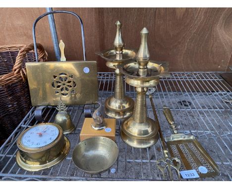 AN ASSORTMENT OF BRASS ITEMS TO INCLUDE ASHTRAYS, A TOASTING FORK AND A SMITHS CLOCK ETC 