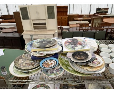 A LARGE ASSORTMENT OF CERAMIC PLATES TO INCLUDE ROYAL COPENHAGEN ETC 