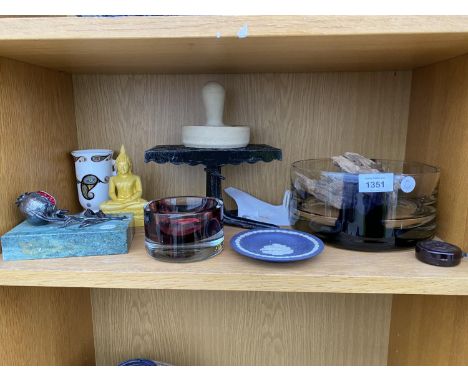 AN ASSORTMENT OF ITEMS TO INCLUDE A TRIVET STAND, A BUTTER STAMP AND A WEDGWOOD TRINKET DISH 