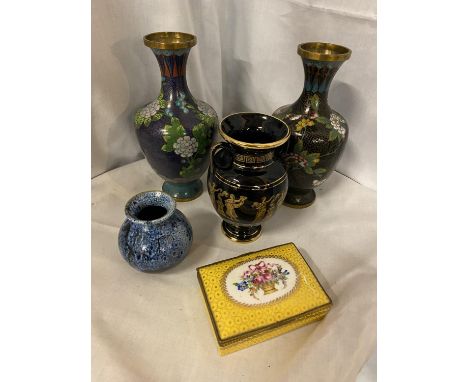 FIVE ITEMS TO INCLUDE TWO CLOISONNE VASES, A GRECIAN STYLE URN, FURTHER VASE AND LIDDED TRINKET BOX 