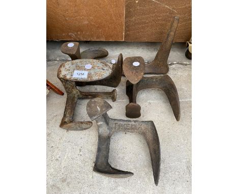 A CIOLLECTION OF FIVE VINTAGE COBBLERS LASTS 