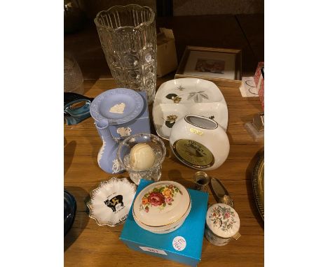 A QUANTITY OF ITEMS TO INCLUDE, WEDGWOOD JASPERWARE, AYNSLEY TRINKET BOX, VASES, ETC 