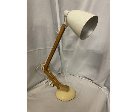 A VINTAGE STYLE ANGLEPOISE LAMP WITH A WOODEN STAND 