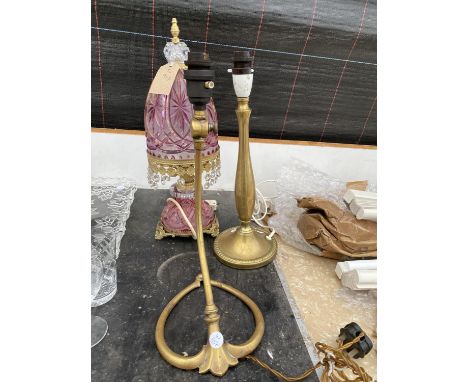 TWO BRASS TABLE LAMPS AND A FURTHER DECORATIVE GLASS TABLE LAMP 