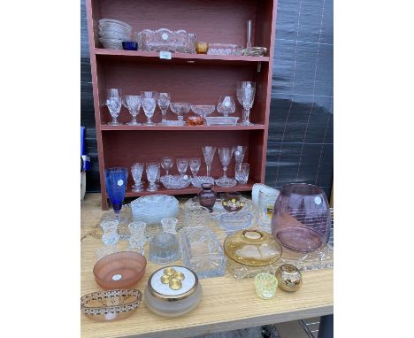 AN ASSORTMENT OF GLASS WARE TO INCLUDE SHERRY GLASSES, VASES AND TRINKET DISHES ETC 